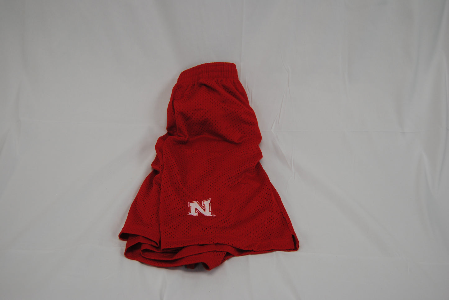 University of Nebraska logo mesh drawstring basketball shorts, Men's XL (new)