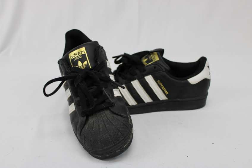 Adidas Superstar classic street shoe, Youth 4.5