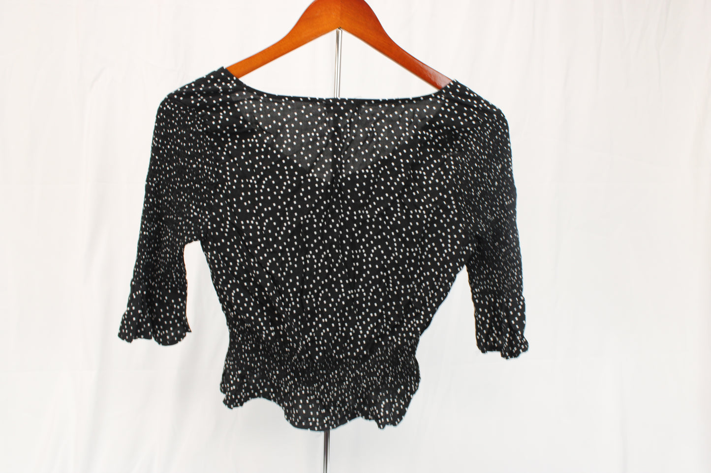 Ivy + Main 3/4 sleeve v-neck blouse, white polka dots, Women's M