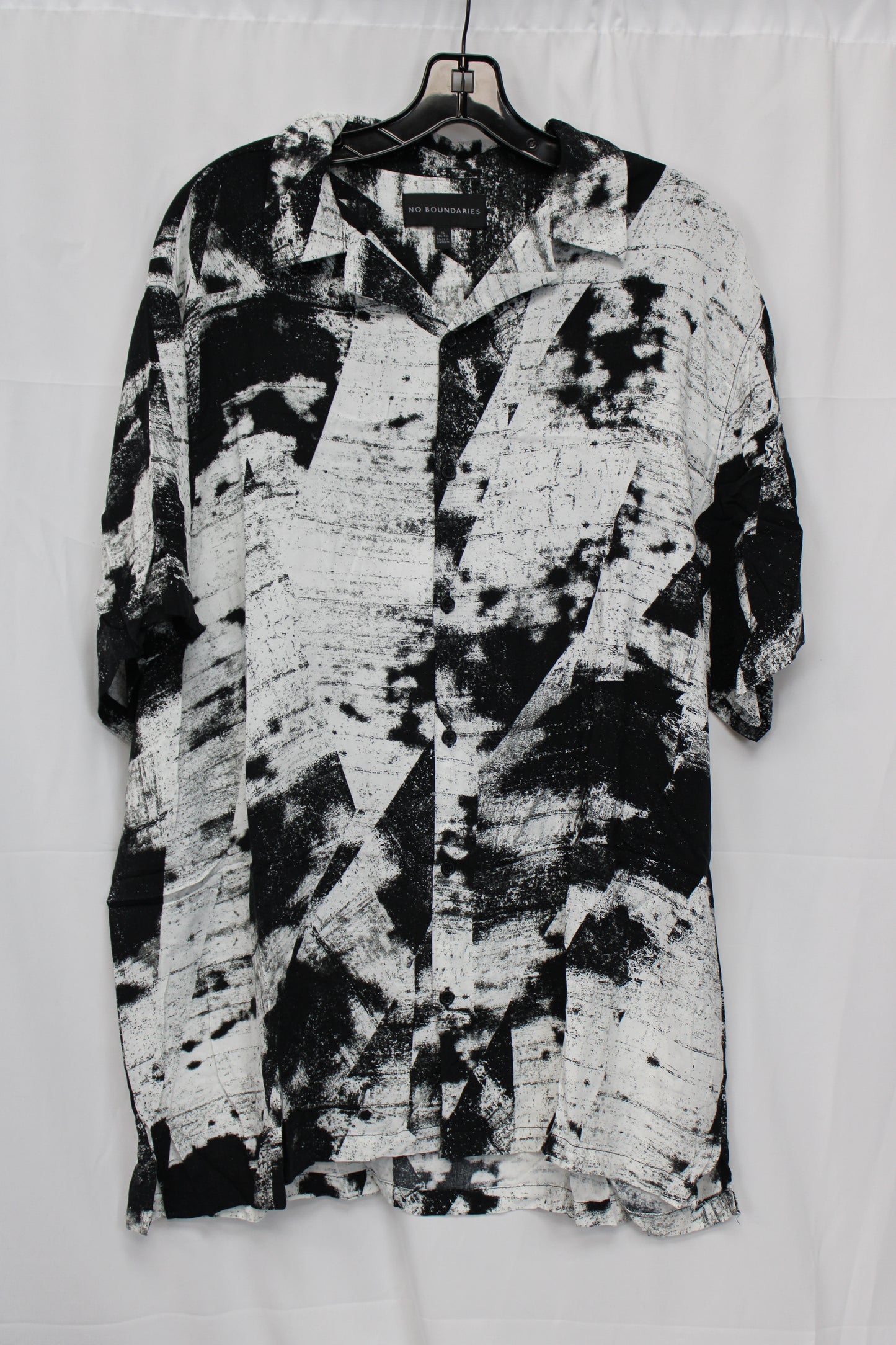 No Boundaries Patterned Button Up Shirt, Black/White, Men’s XL