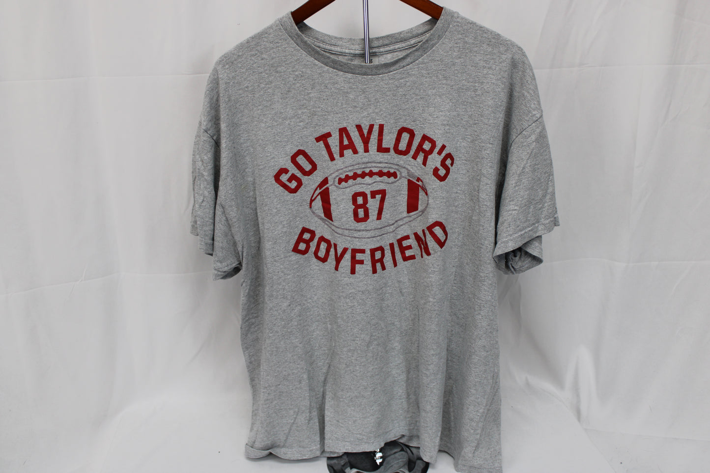 Gildan Go Taylor’s Boyfriend T-Shirt, Gray, Unisex L