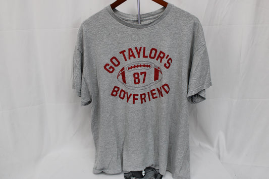 Gildan Go Taylor’s Boyfriend T-Shirt, Gray, Unisex L