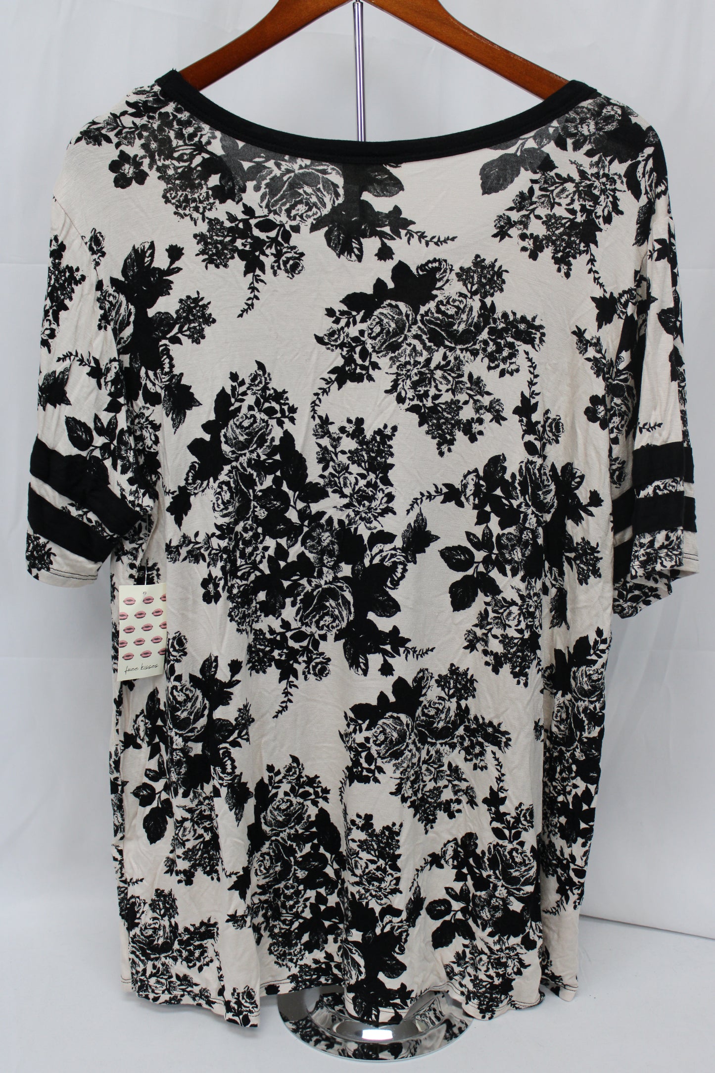 Free Kisses Floral T-Shirt, Black/White, Women’s XXL