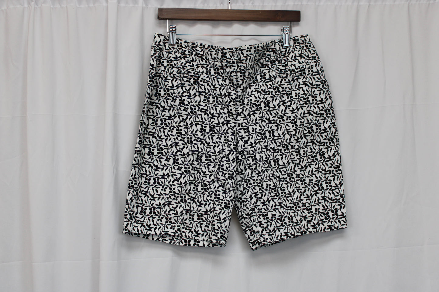 Land’s End Mid-Rise Floral Print Short, White/Black, Women’s 12