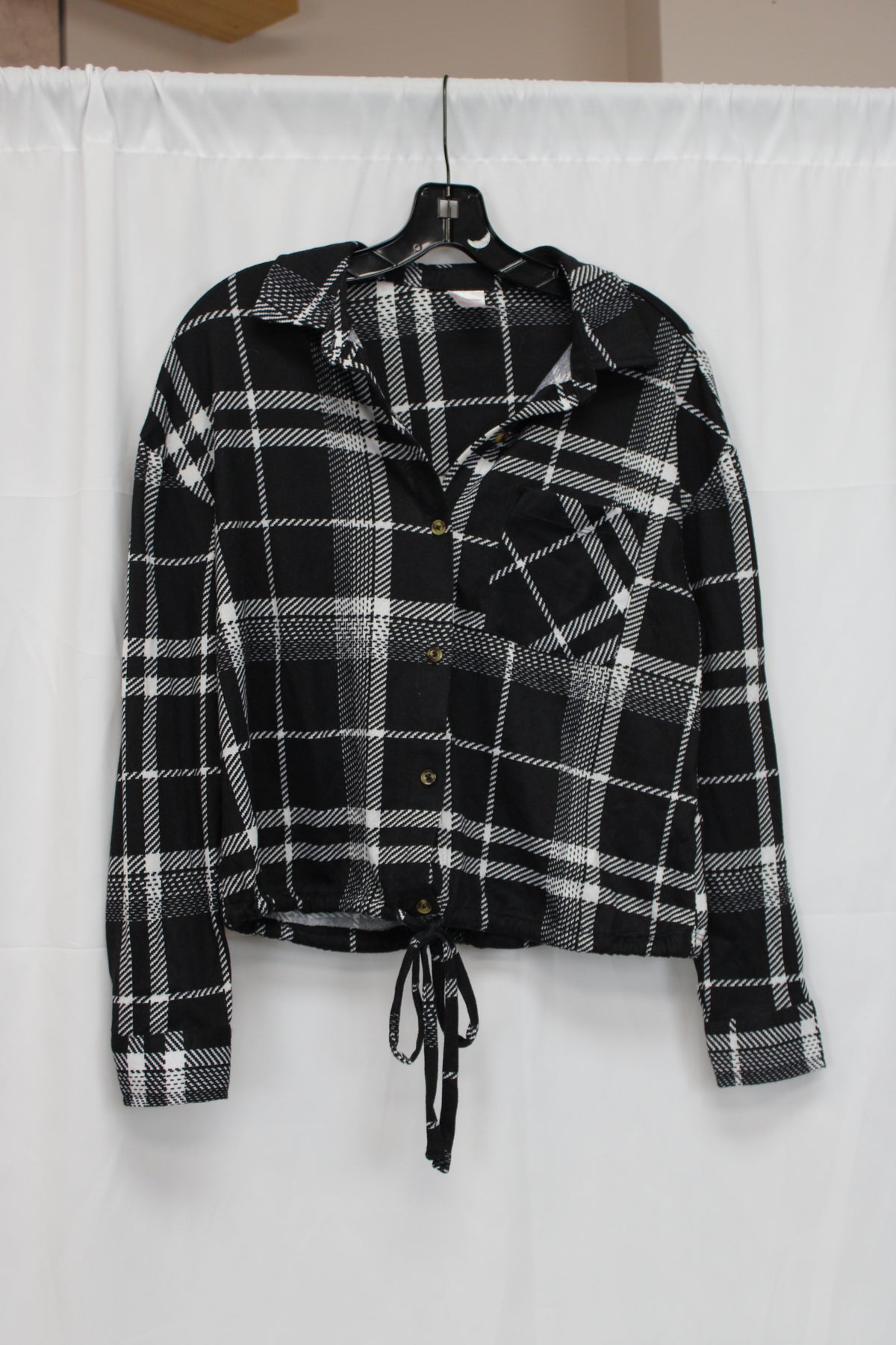 No Boundaries Long Sleeve Tie Flannel Top, Black/White, Women’s M