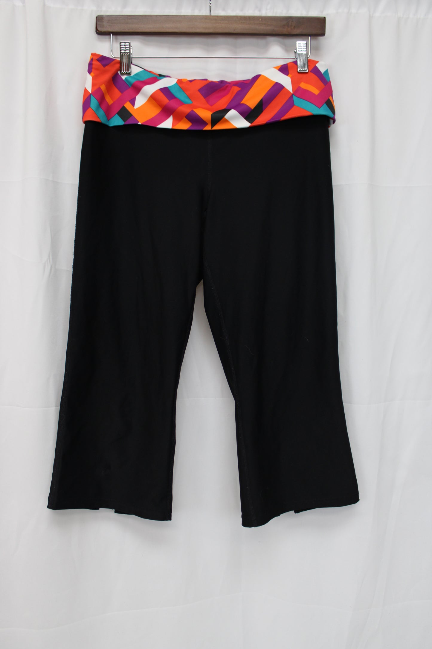 Xersion Performance Wear Slim Fit Capri Leggings, Black, Women’s M