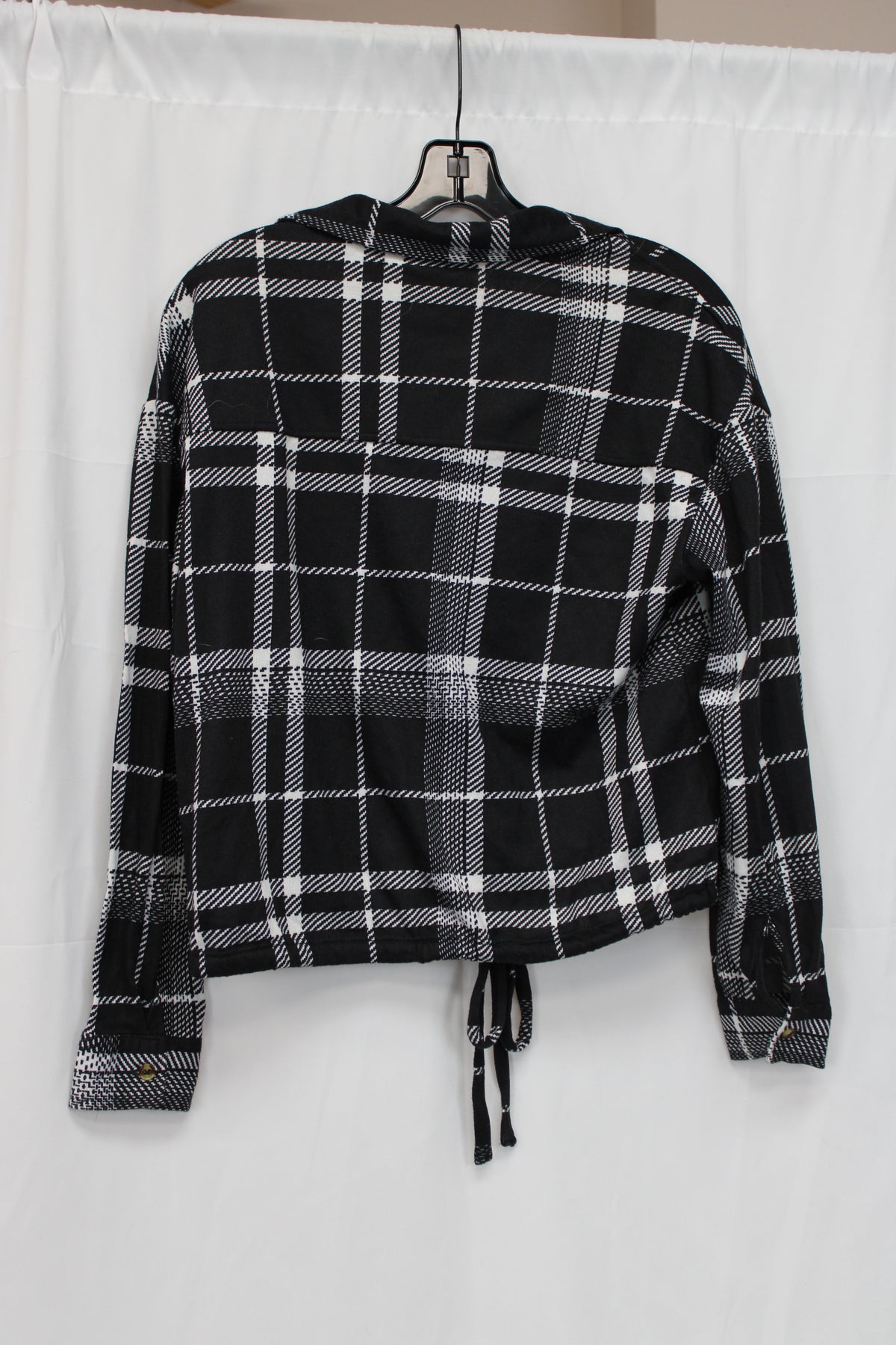 No Boundaries Long Sleeve Tie Flannel Top, Black/White, Women’s M