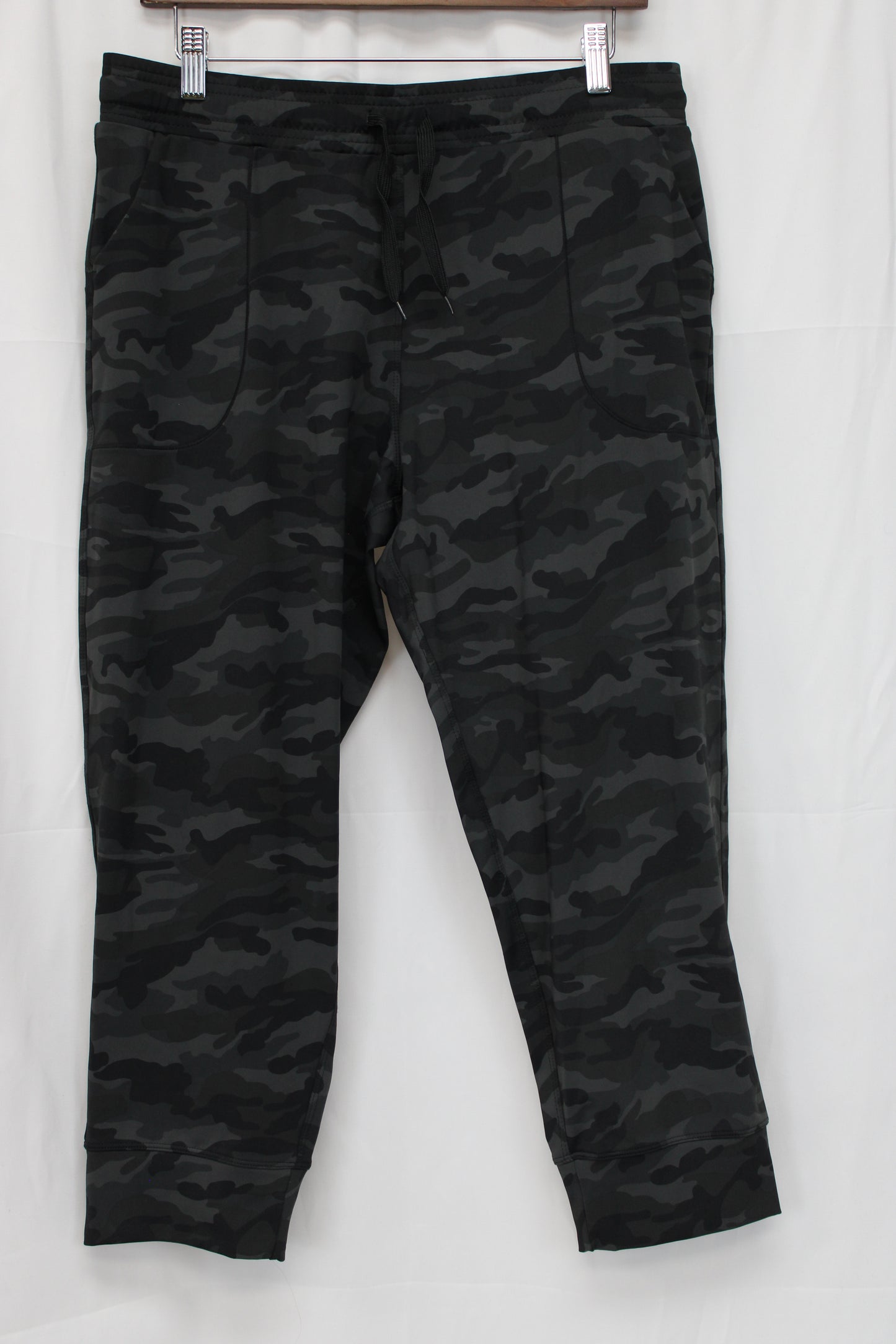 Oalka Active Capri Camo Leggings, Gray, Women’s XL