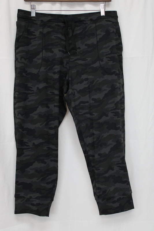 Oalka Active Capri Camo Leggings, Gray, Women’s XL