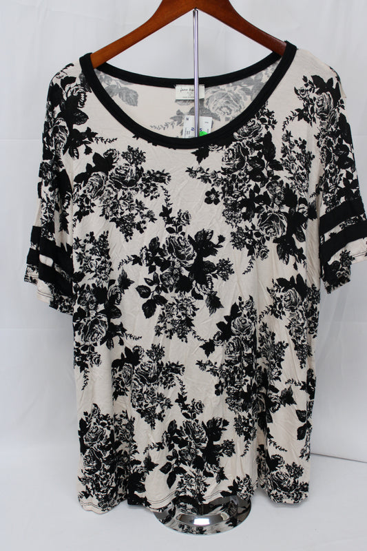 Free Kisses Floral T-Shirt, Black/White, Women’s XXL