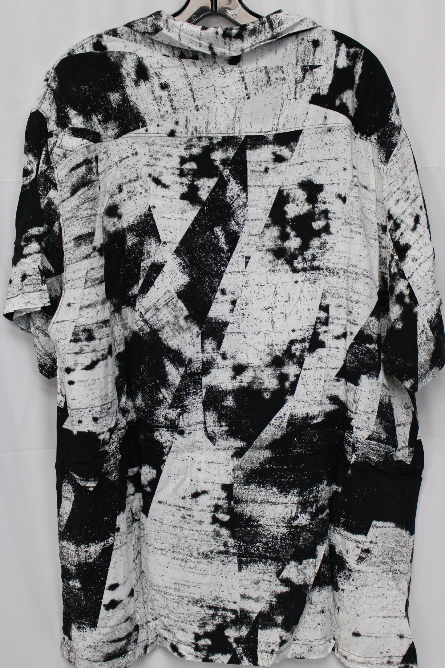 No Boundaries Patterned Button Up Shirt, Black/White, Men’s XL