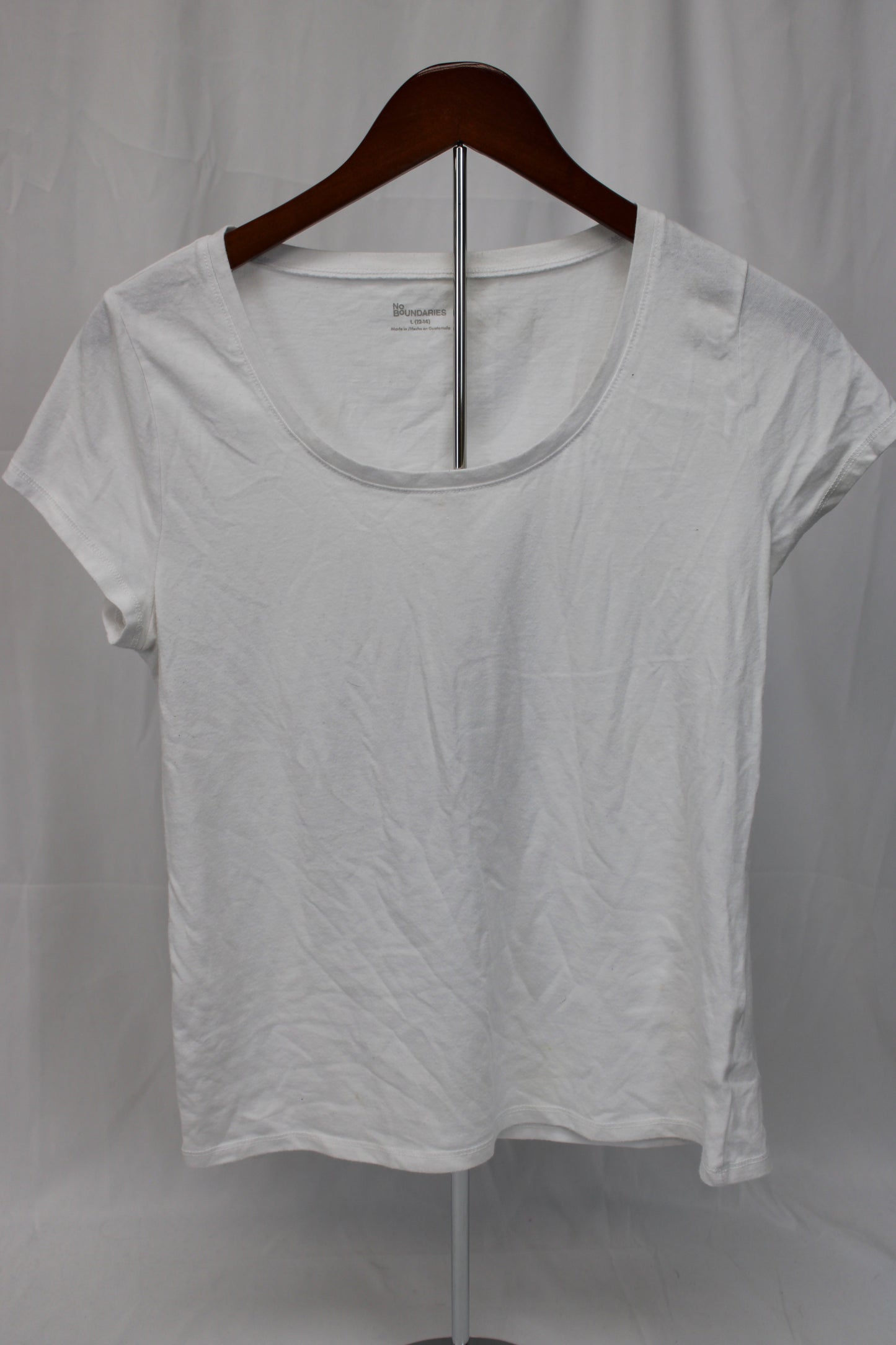 No Boundaries Everyday White T-Shirt, Women’s L