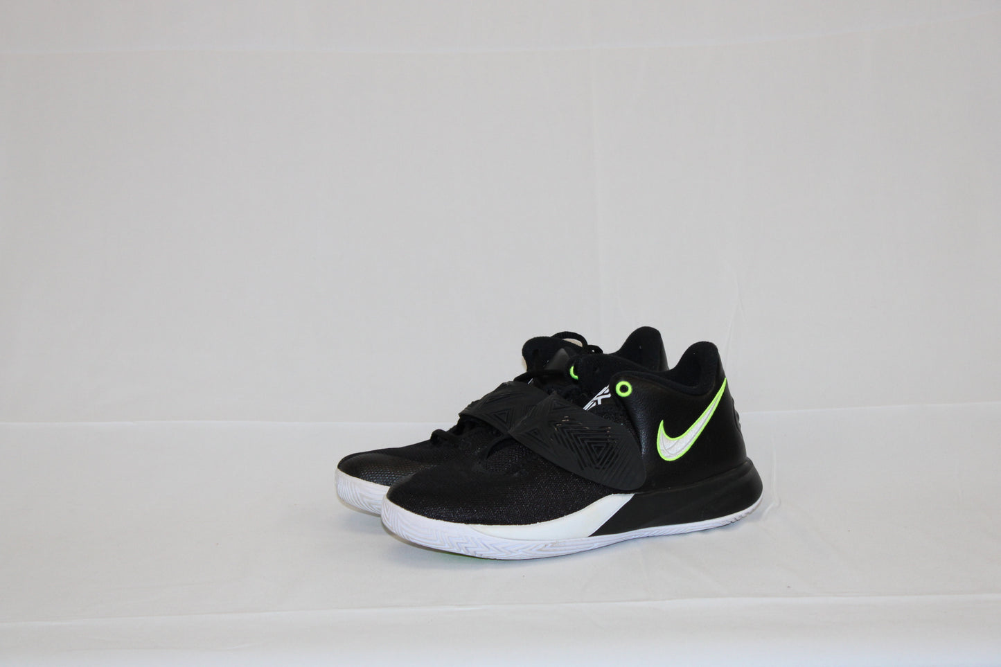 Nike Kyrie Flytrap 3 basketball shoe, blk/volt, Youth size 6