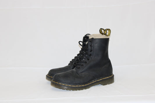 Doc Martens Serena black leather, lined combat lace-up boot, Women's size 8