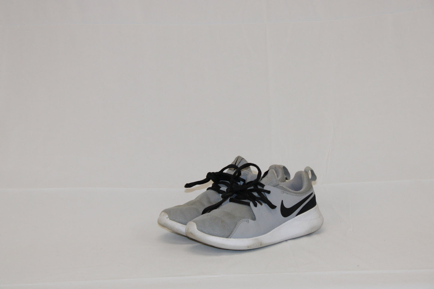 Nike Tessen running shoe, grey/blk, Youth size 2