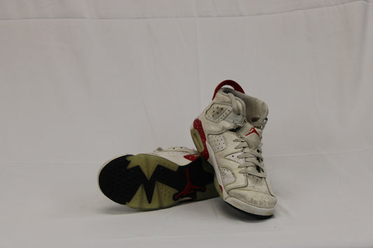 Jordan Retro 6 basketball shoe, white/scarlet, Youth size 7