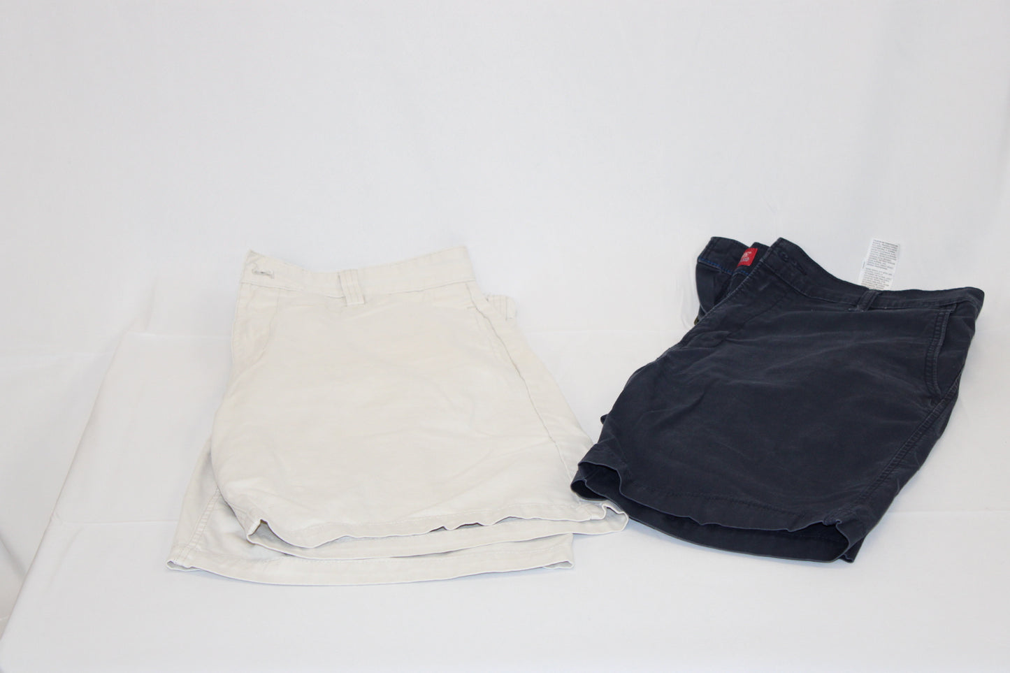 Men's flat front short bundle, Chaps and Levi's khaki/navy, size 34