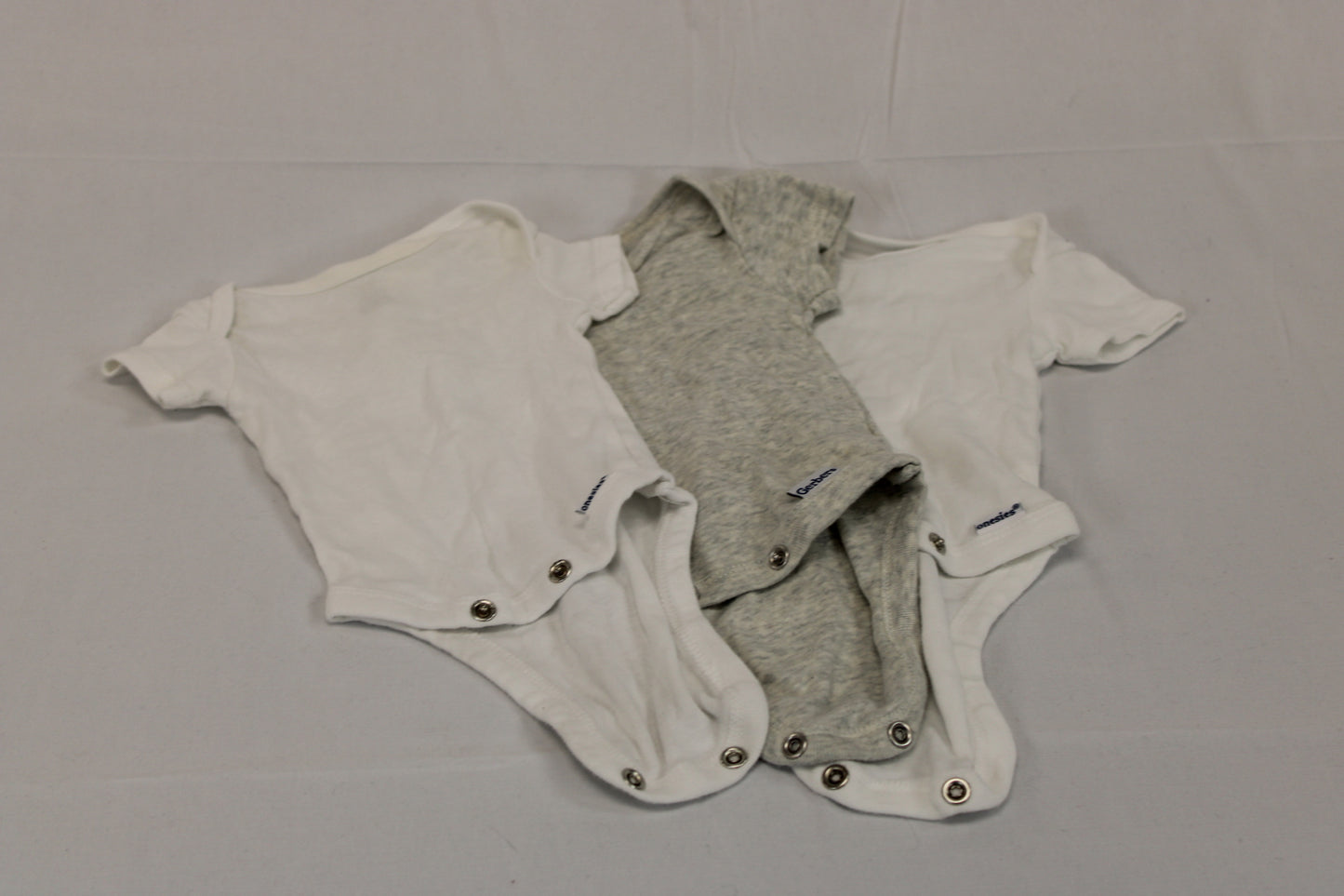 Gerber 3 piece onesie set, gray & white, NB