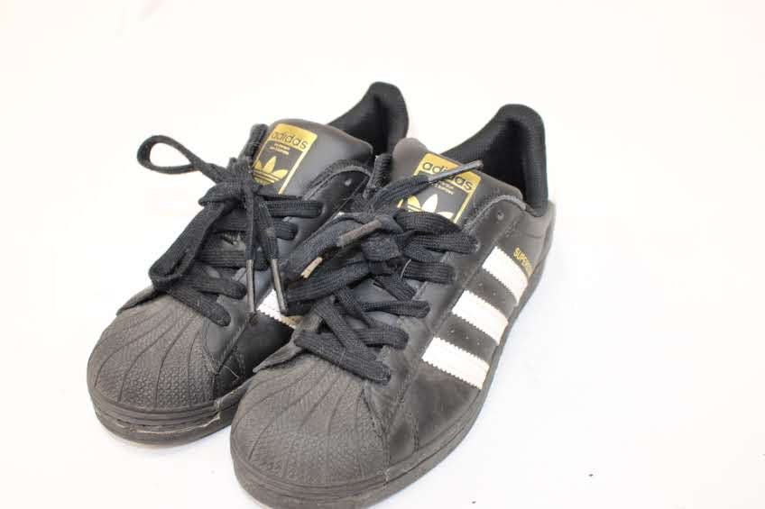 Adidas Superstar classic street shoe, Youth 4.5