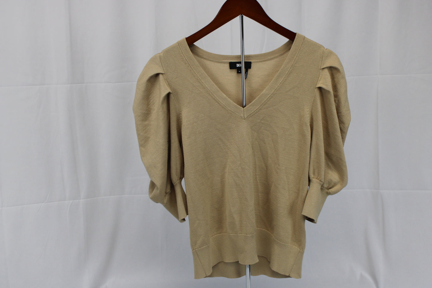 DKNY 1/2 sleeve v-neck top, beige, Women's M
