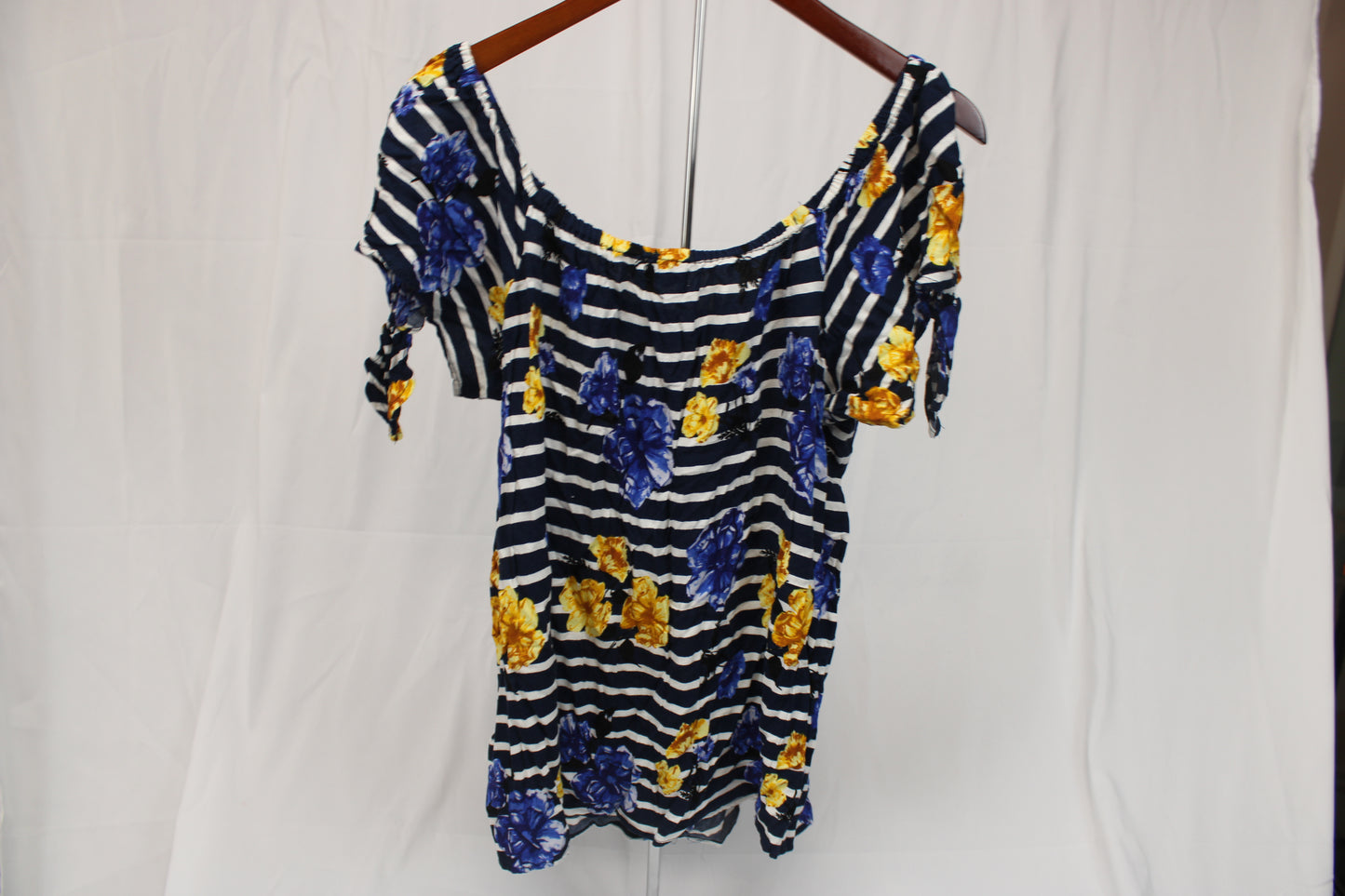 Maurice's short sleeve navy floral blouse, Women's L