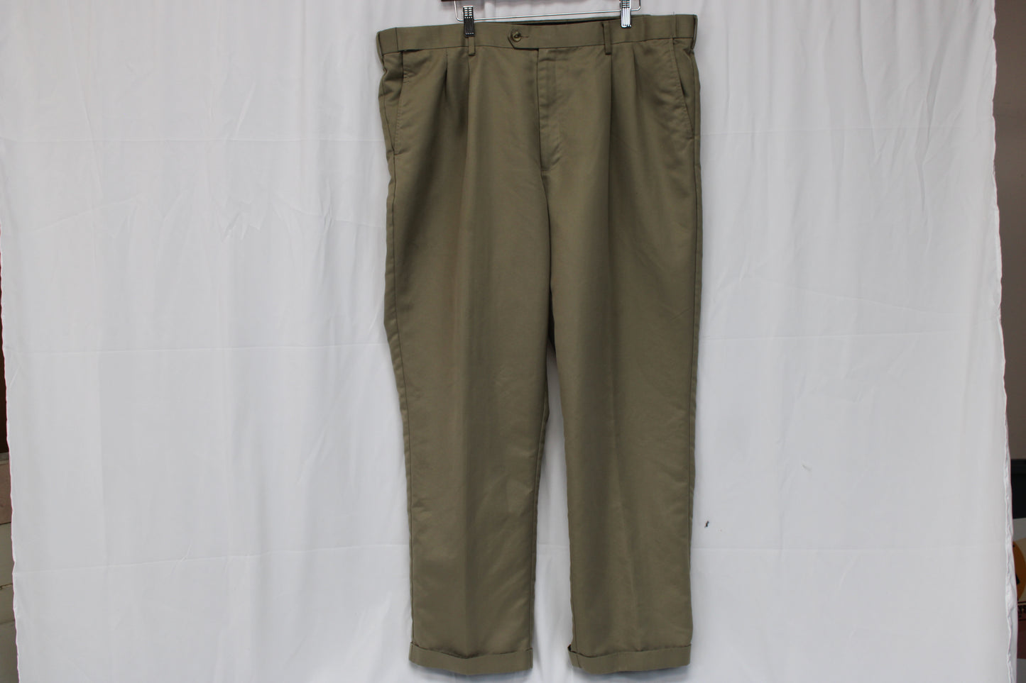 Perry Ellis pleated polyester dress pant, Men's 42x32
