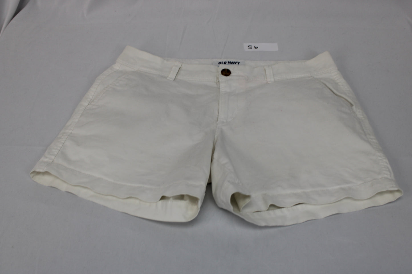 Old Navy Women's White Chino Shorts, Size 4