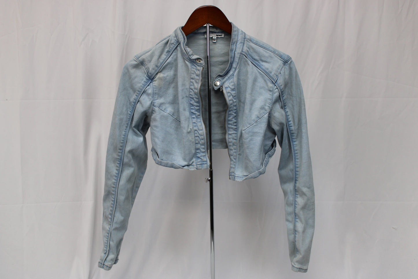 Fashion Nova cropped light wash denim jacket, Women's S