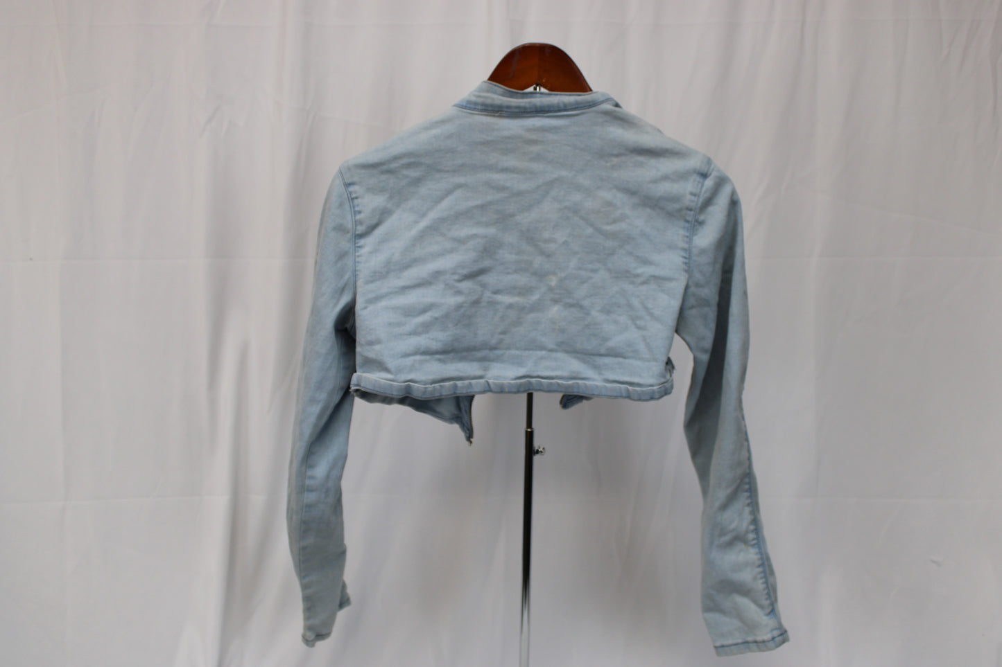 Fashion Nova cropped light wash denim jacket, Women's S