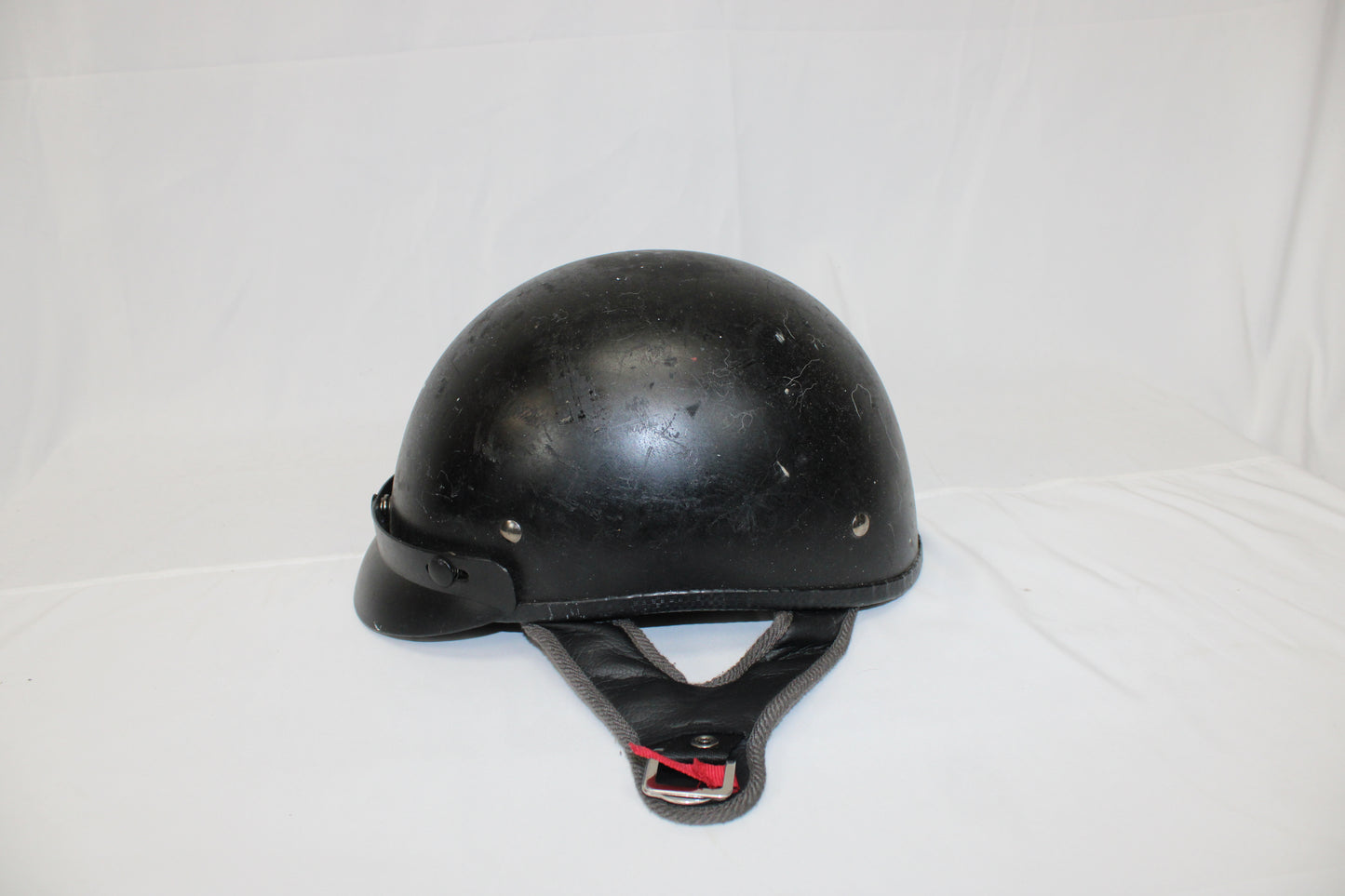Vega gunmetal matte motorcycle shell with y strap enclosure, Medium