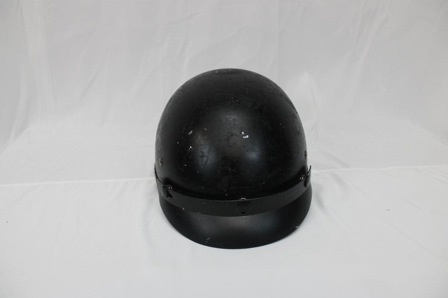 Vega gunmetal matte motorcycle shell with y strap enclosure, Medium