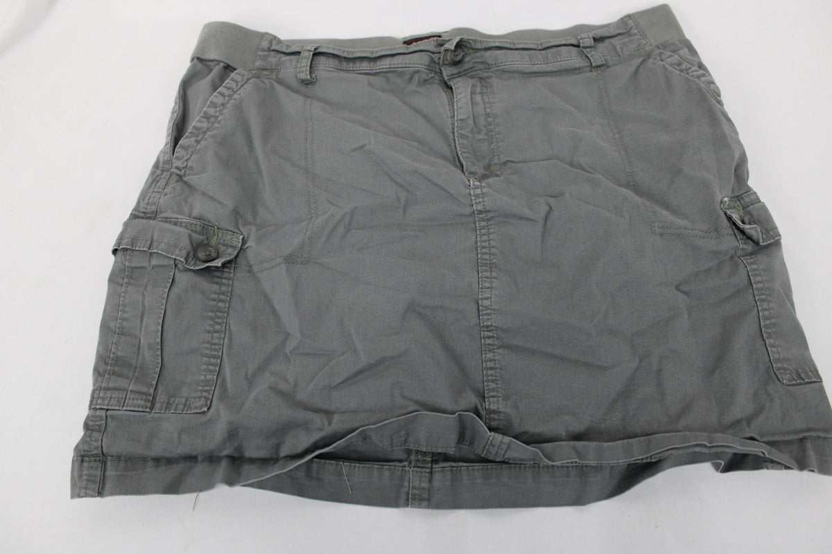 Gray Cargo Skirt with built in shorts underneath, Size L