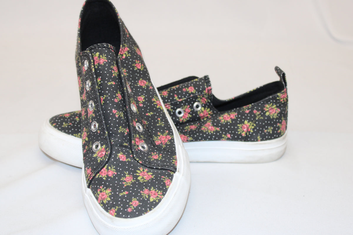 Serra canvas laceless slip on tennis shoe with floral pattern, Women's 9