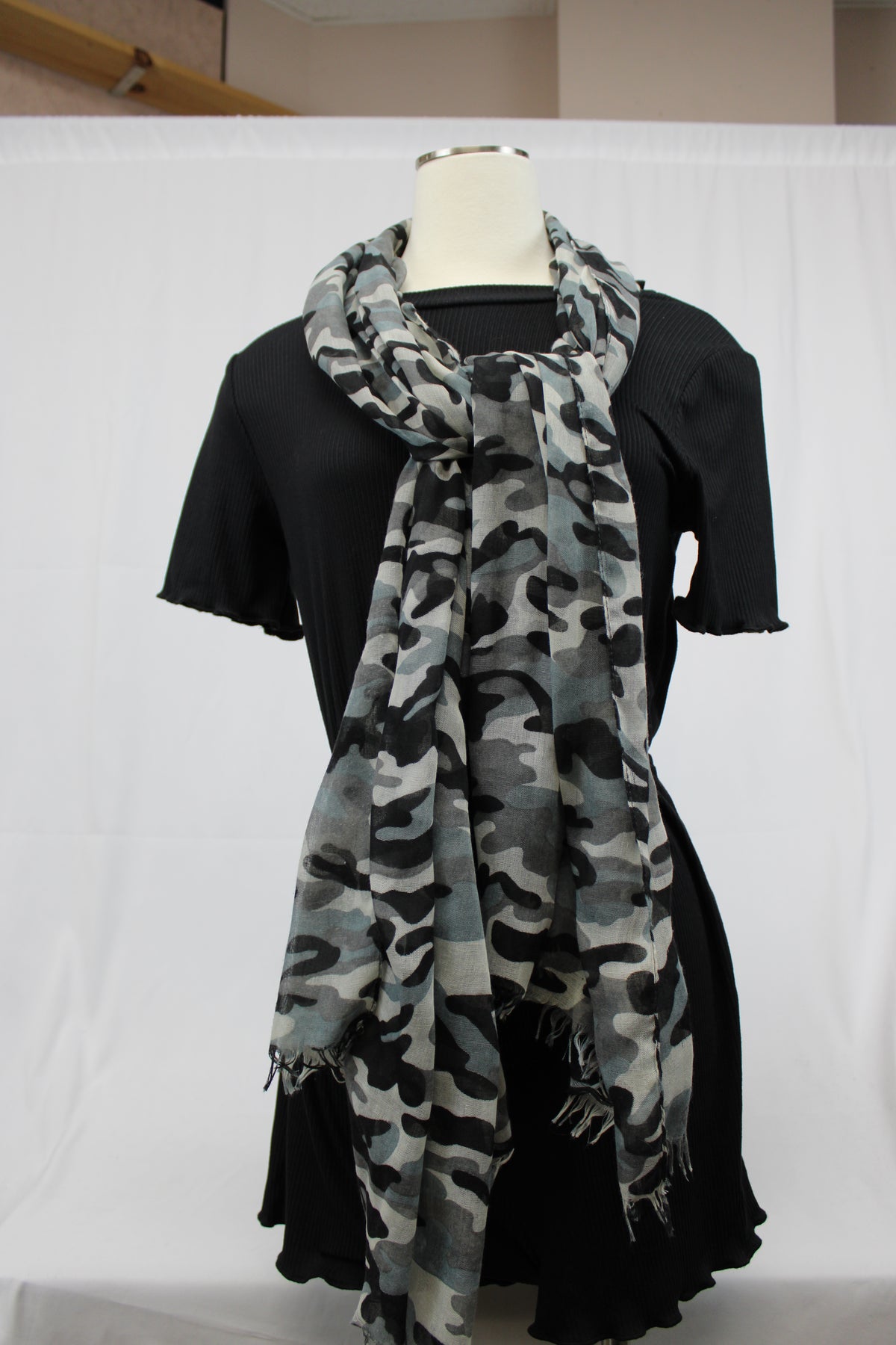 Camo print Scarf (gray and black)